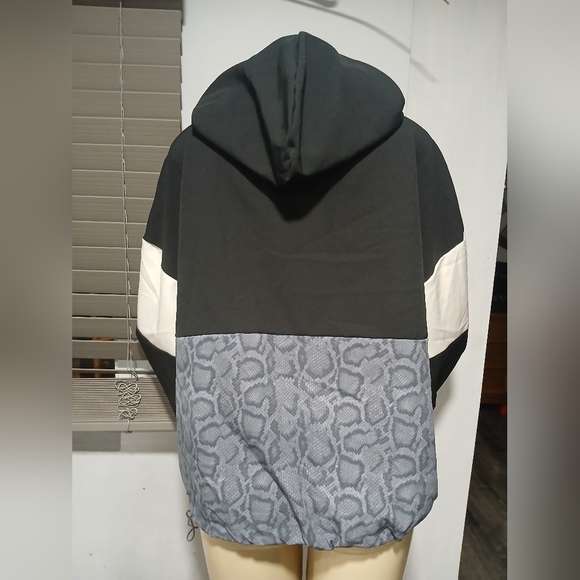 Avia Black and White Hoodie with Gray Snake Pattern - Picture 4 of 9